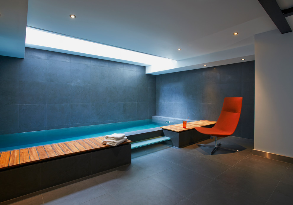 Cette image montre une piscine intérieure design rectangle.