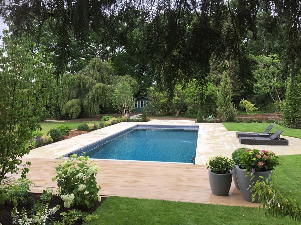 Idee per una piscina monocorsia country rettangolare di medie dimensioni e dietro casa con pavimentazioni in pietra naturale