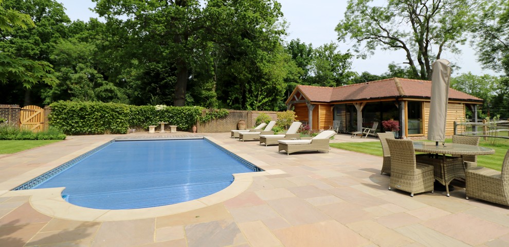 Foto de casa de la piscina y piscina de estilo de casa de campo grande rectangular en patio lateral