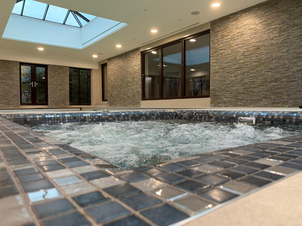 Стильный дизайн: большой прямоугольный бассейн в доме в современном стиле с джакузи и покрытием из плитки - последний тренд