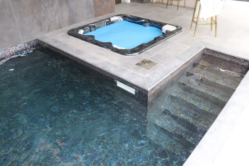 Foto de casa de la piscina y piscina elevada contemporánea de tamaño medio rectangular en patio trasero con granito descompuesto