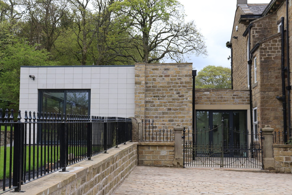 Immagine di una piscina fuori terra design rettangolare di medie dimensioni e dietro casa con una dépendance a bordo piscina e graniglia di granito