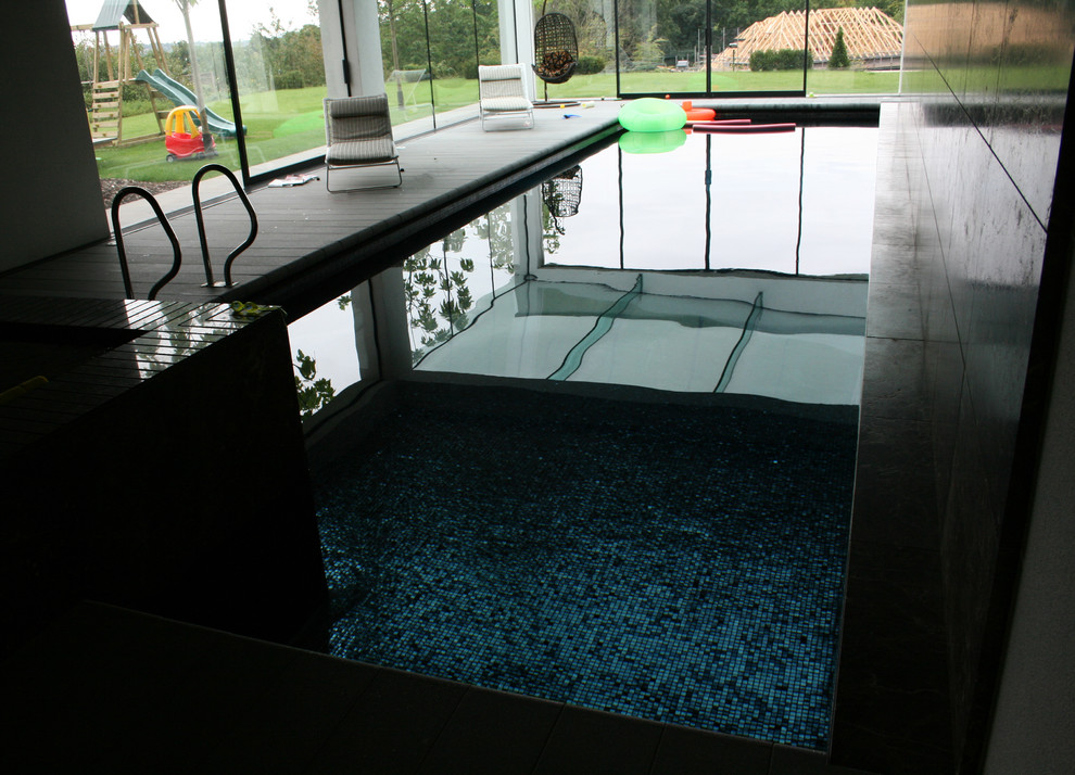 Photo of a contemporary swimming pool in London.