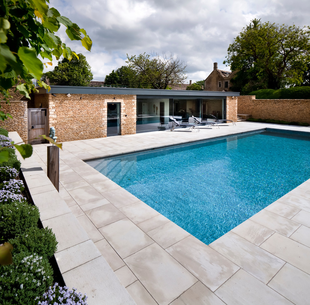 Moderner Pool hinter dem Haus in rechteckiger Form in Gloucestershire