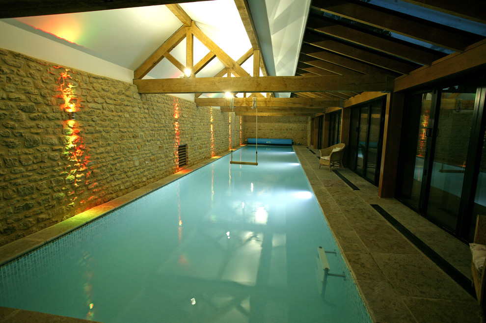 Diseño de casa de la piscina y piscina de estilo de casa de campo rectangular y interior con adoquines de piedra natural