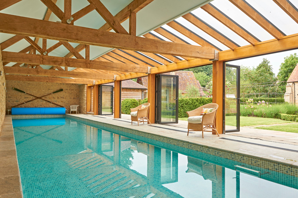 Свежая идея для дизайна: прямоугольный бассейн в доме в стиле кантри - отличное фото интерьера