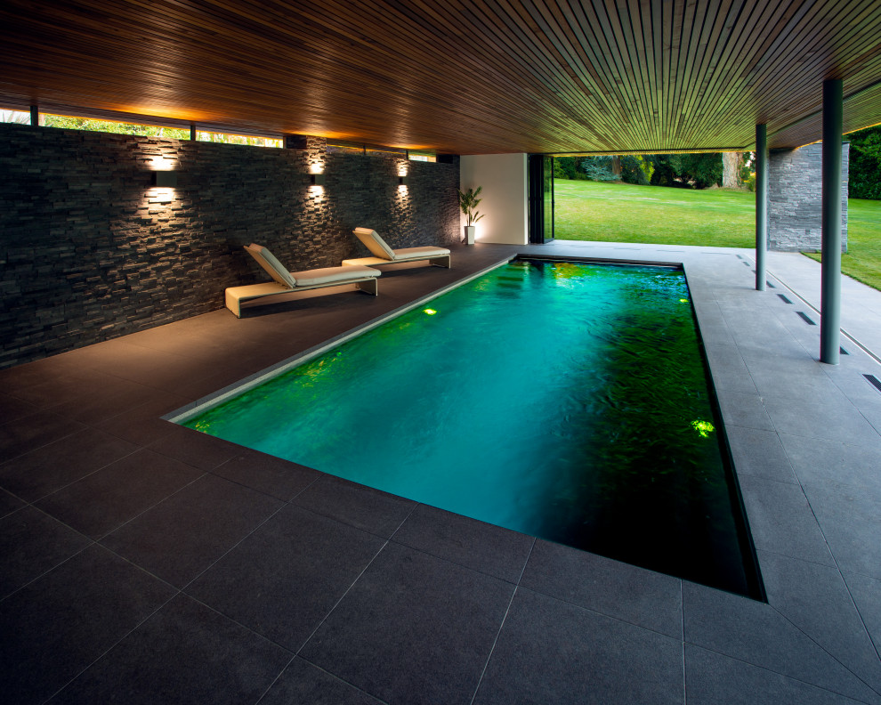 Mittelgroßer, Gefliester Moderner Pool hinter dem Haus in rechteckiger Form in Kent