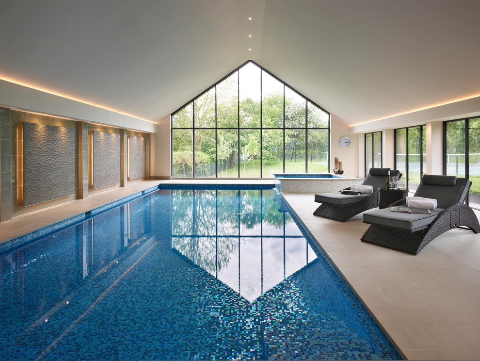 Ispirazione per una piscina coperta design rettangolare con una vasca idromassaggio