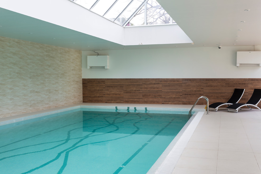 Источник вдохновения для домашнего уюта: большой прямоугольный бассейн в доме в современном стиле с покрытием из плитки