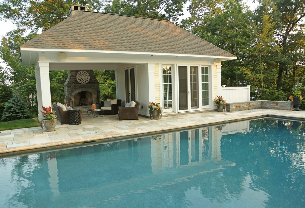 На фото: маленький спортивный, прямоугольный бассейн на боковом дворе в классическом стиле с домиком у бассейна для на участке и в саду с