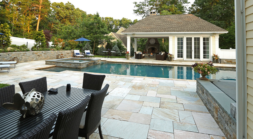 Imagen de casa de la piscina y piscina alargada clásica de tamaño medio rectangular en patio lateral
