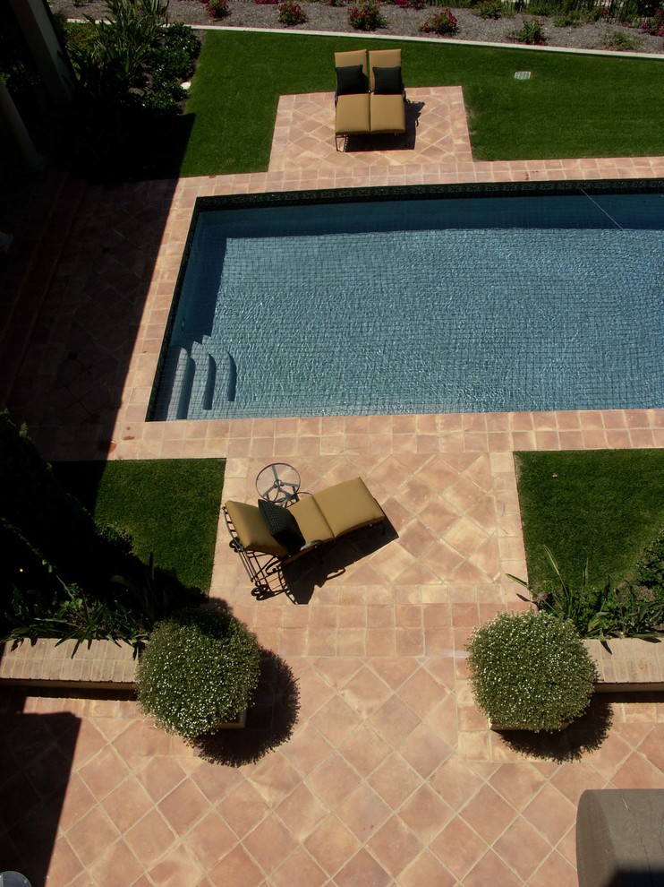 バルセロナにある地中海スタイルのおしゃれな中庭プール (タイル敷き) の写真