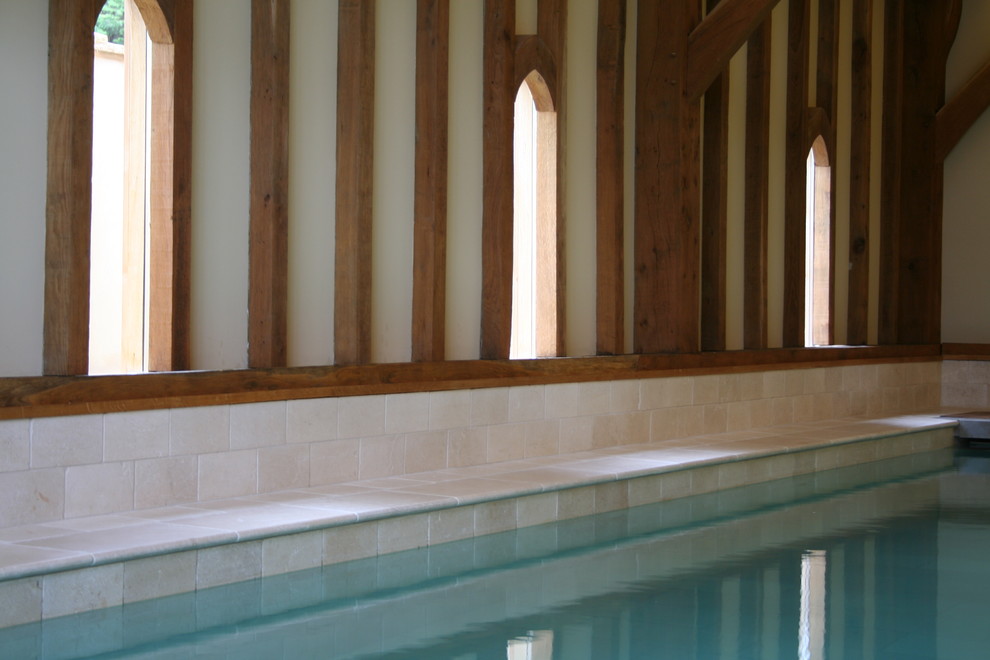 Diseño de casa de la piscina y piscina clásica grande rectangular y interior con adoquines de piedra natural