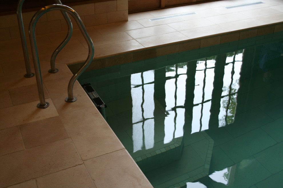 Foto di una grande piscina coperta tradizionale rettangolare con una dépendance a bordo piscina e pavimentazioni in pietra naturale