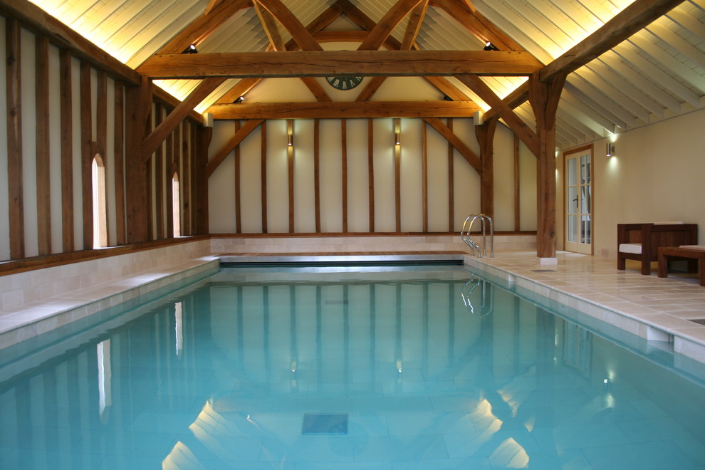 Inspiration pour une grande piscine traditionnelle rectangle avec des pavés en pierre naturelle.
