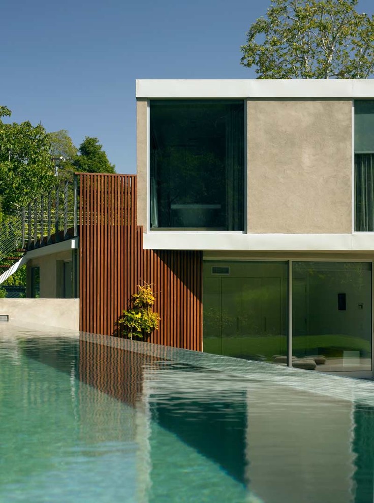 Immagine di una piscina a sfioro infinito moderna