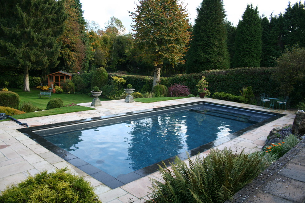 Foto de piscina contemporánea rectangular con adoquines de piedra natural