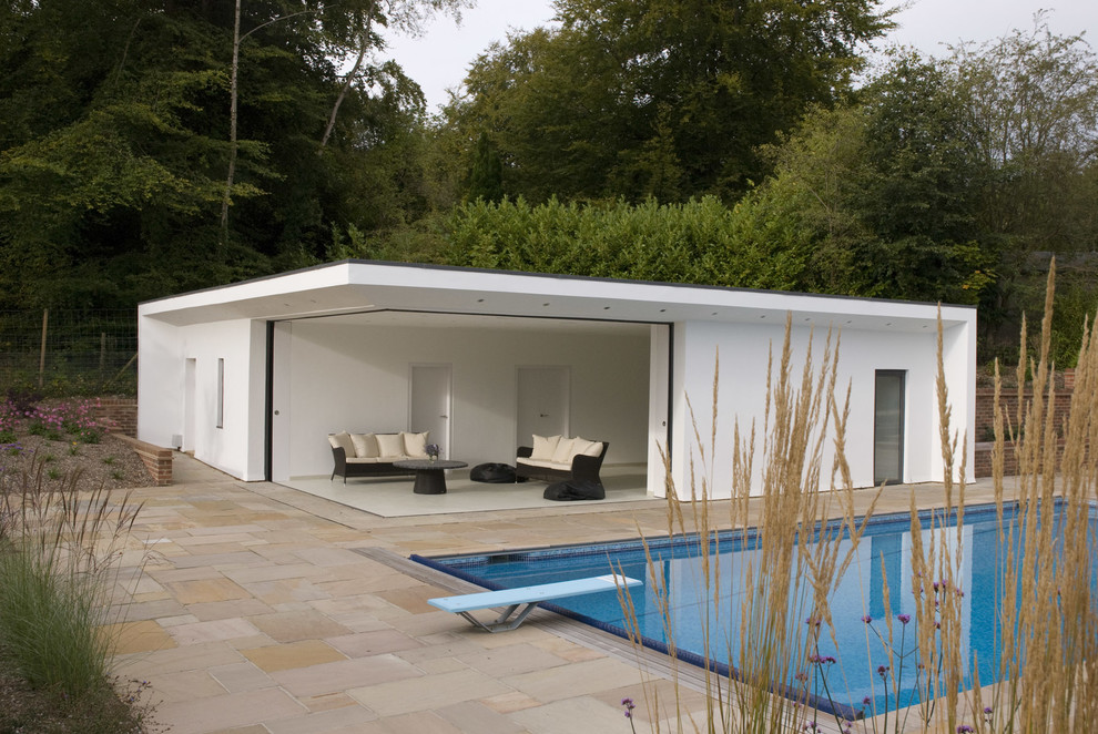 Идея дизайна: прямоугольный бассейн в стиле модернизм с домиком у бассейна