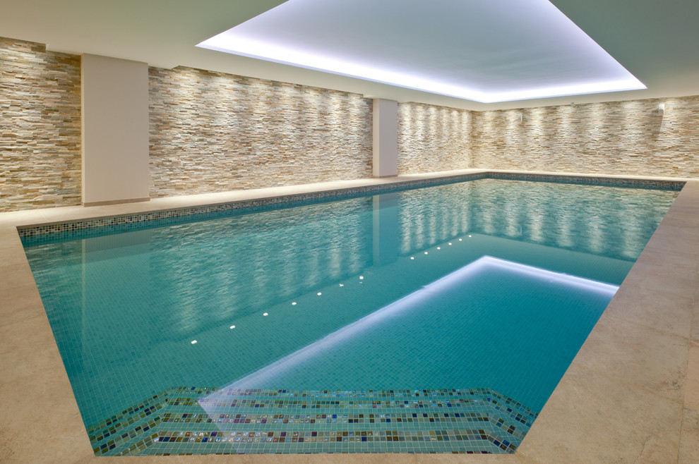 Diseño de piscina actual interior y rectangular