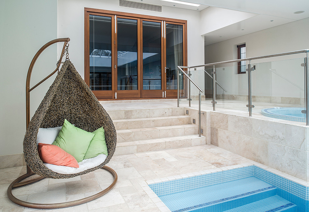 Ejemplo de casa de la piscina y piscina contemporánea con suelo de baldosas