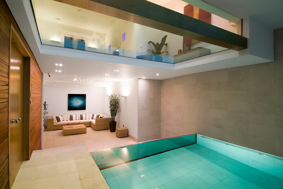 Aménagement d'une piscine à débordement contemporaine rectangle.