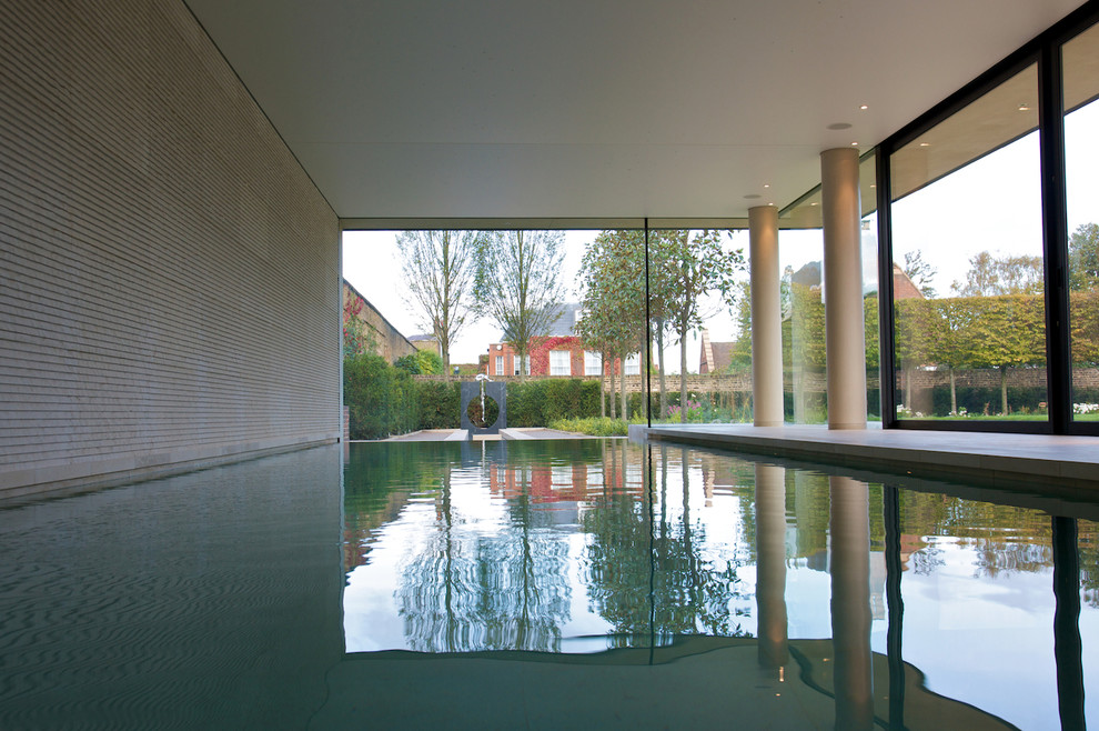 Imagen de casa de la piscina y piscina alargada moderna rectangular