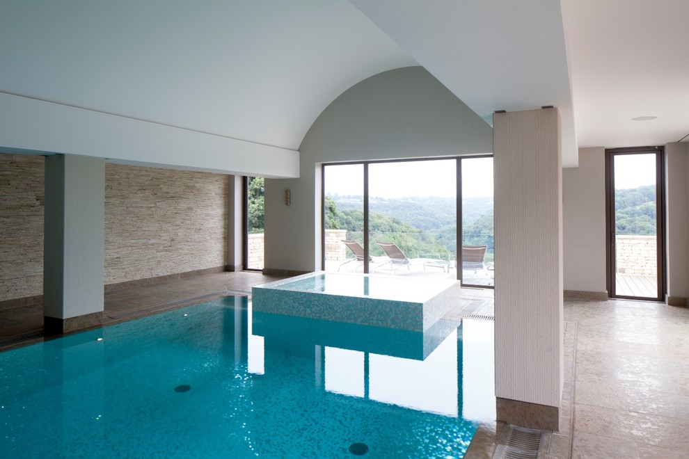 Cette photo montre une piscine intérieure chic rectangle avec un bain bouillonnant.
