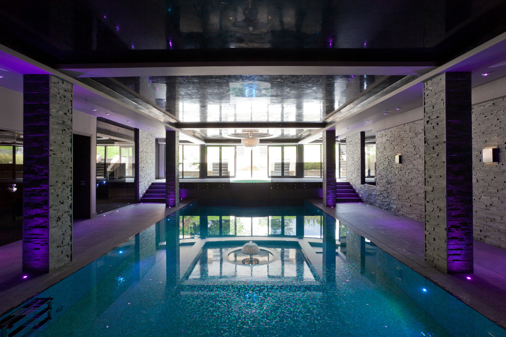 Ejemplo de piscina contemporánea grande interior