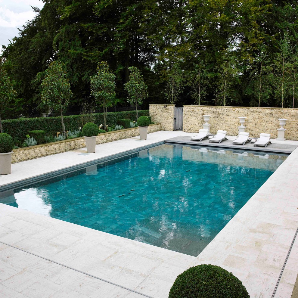 Esempio di una piscina fuori terra minimalista rettangolare di medie dimensioni e dietro casa con una dépendance a bordo piscina e pedane
