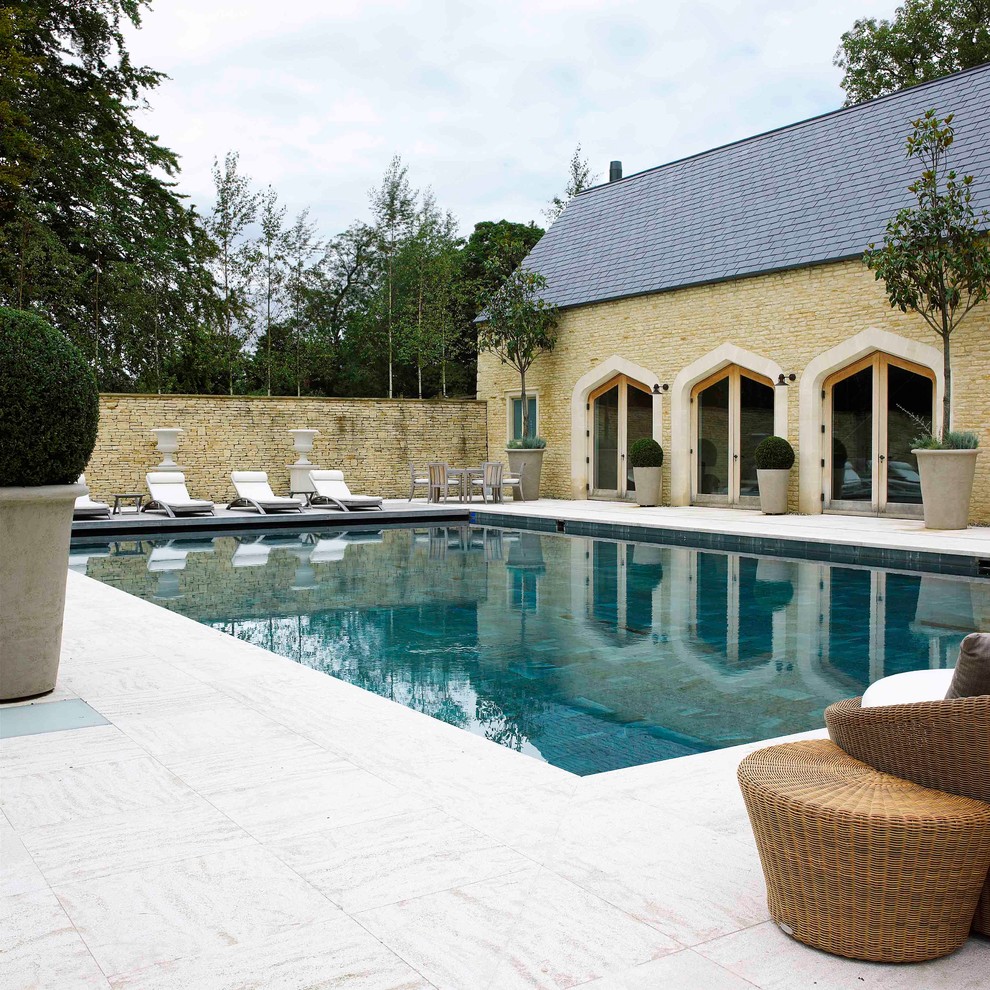 Ispirazione per una piscina fuori terra minimalista rettangolare di medie dimensioni e dietro casa con una dépendance a bordo piscina e pedane