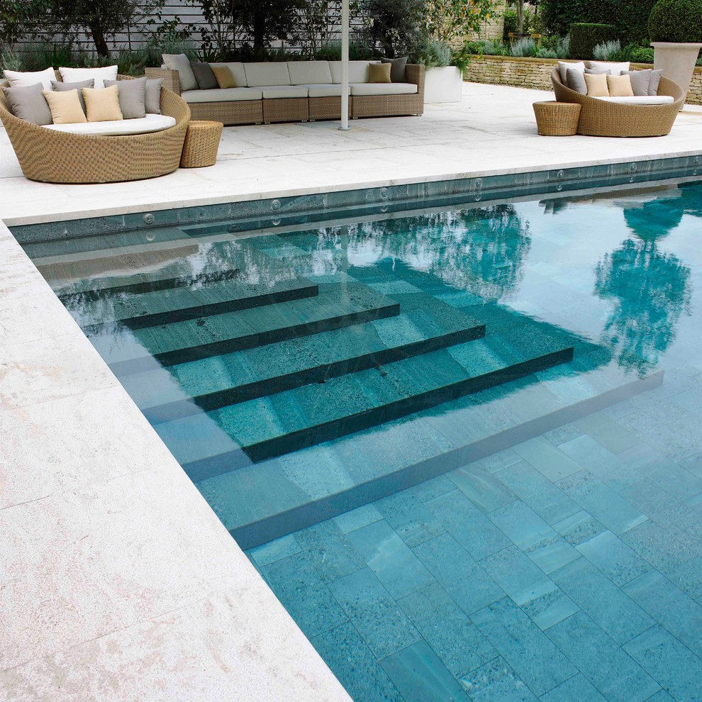 Idées déco pour un Abris de piscine et pool houses arrière moderne de taille moyenne et rectangle avec une terrasse en bois.