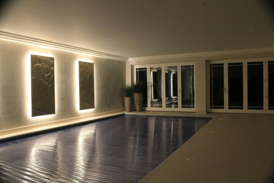 Идея дизайна: прямоугольный бассейн в доме в стиле модернизм