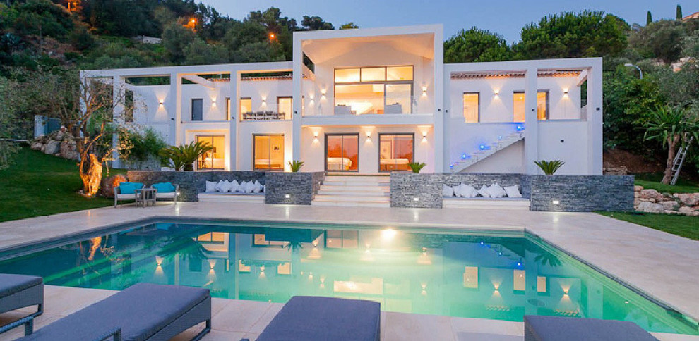 Immagine di una piscina monocorsia design rettangolare di medie dimensioni e dietro casa