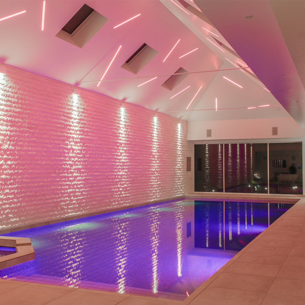 Moderner Indoor-Pool in rechteckiger Form in Surrey