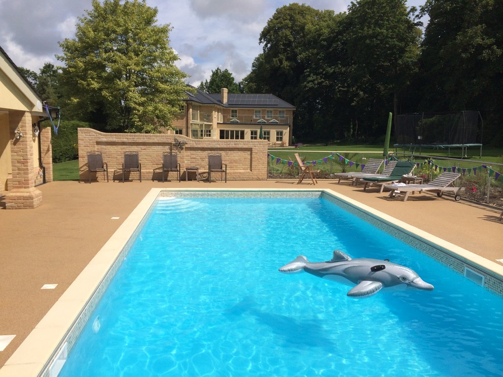 Cette image montre un Abris de piscine et pool houses arrière traditionnel de taille moyenne et rectangle avec des pavés en pierre naturelle.