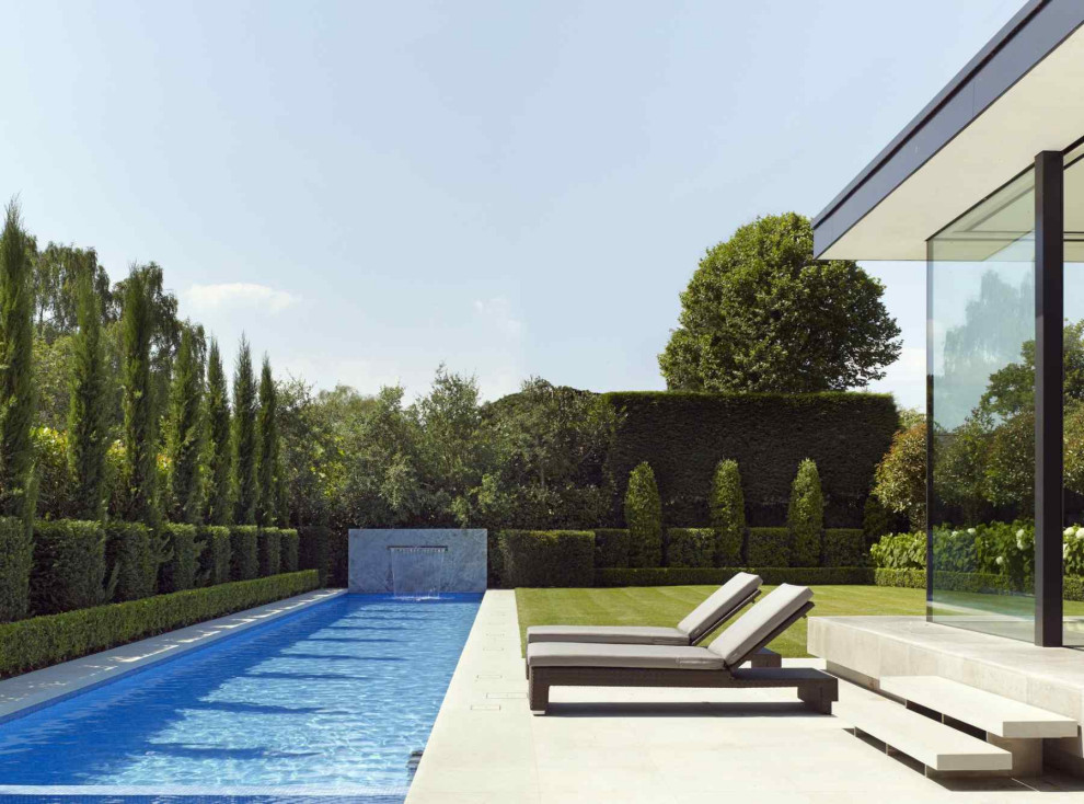 Geräumiges Modernes Sportbecken hinter dem Haus in rechteckiger Form mit Pool-Gartenbau und Betonplatten in London