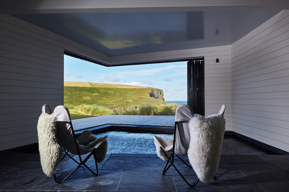 Kleiner Moderner Pool in individueller Form mit Natursteinplatten in Cornwall