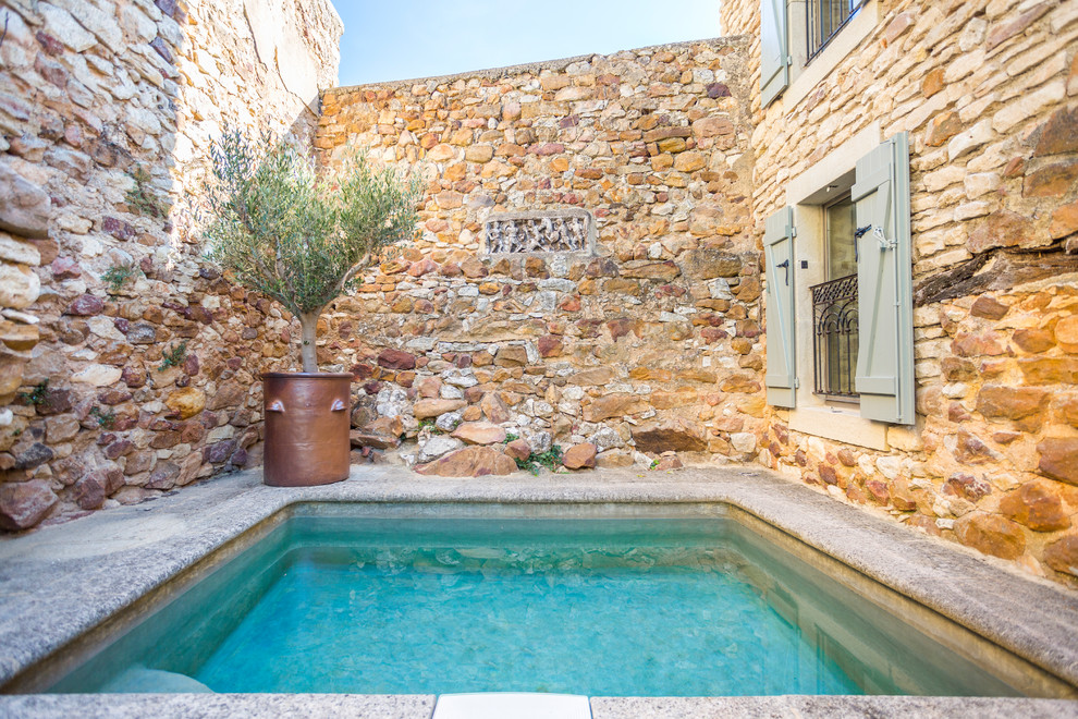 Imagen de piscina mediterránea pequeña rectangular en patio
