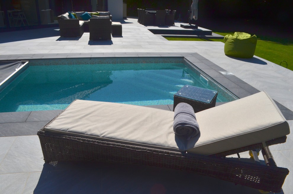 На фото: маленький прямоугольный бассейн на заднем дворе в современном стиле с покрытием из каменной брусчатки для на участке и в саду с
