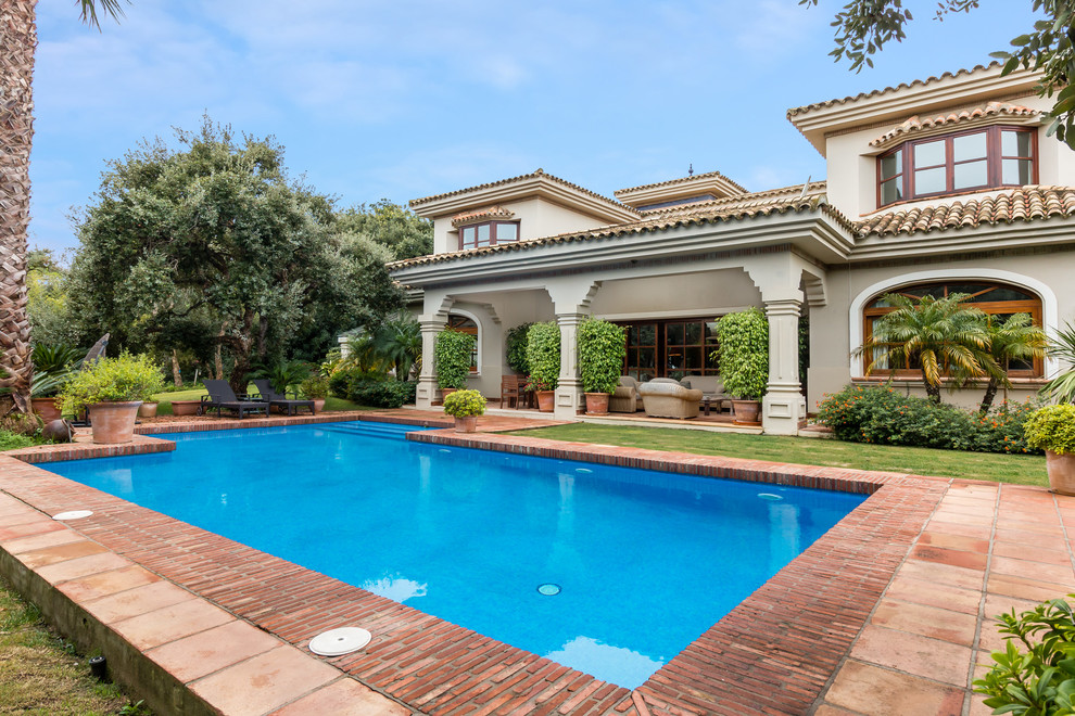 Foto de casa de la piscina y piscina alargada tradicional grande a medida en patio delantero