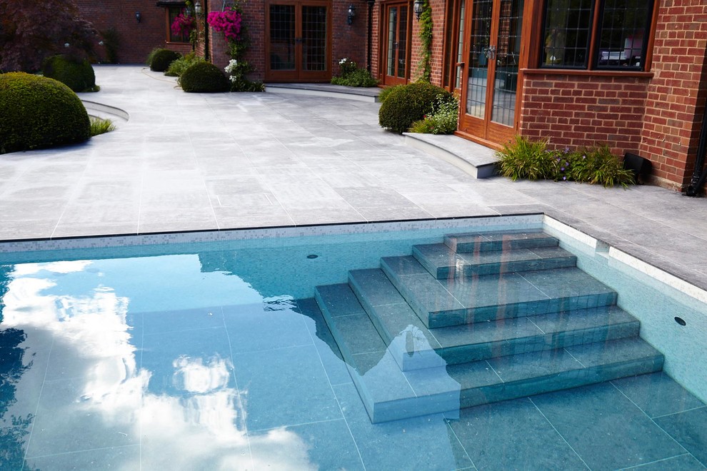 Idee per una piscina minimal rettangolare dietro casa con piastrelle