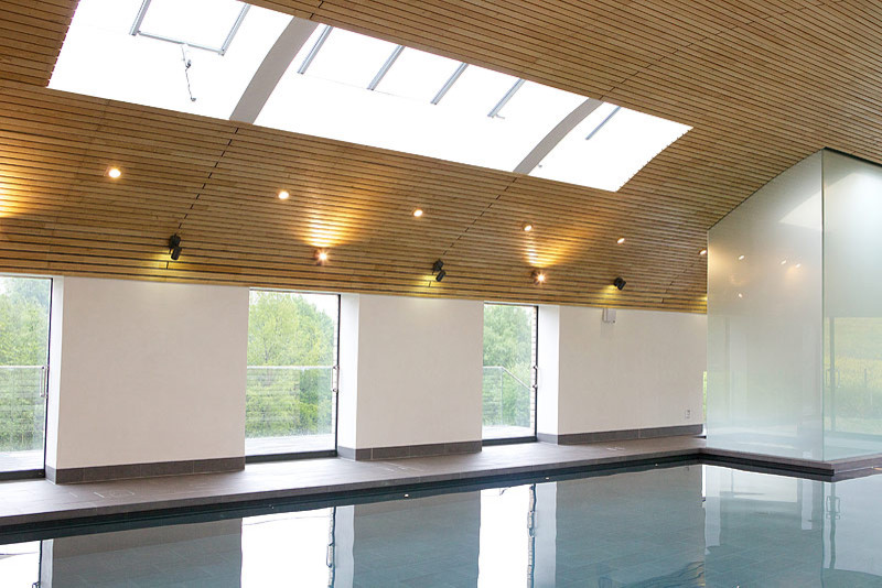 На фото: бассейн произвольной формы в современном стиле с покрытием из плитки с