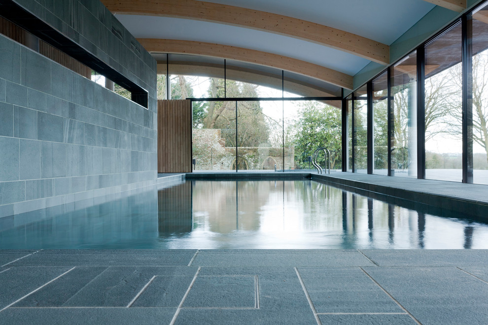 Modelo de piscina alargada contemporánea de tamaño medio rectangular con adoquines de piedra natural