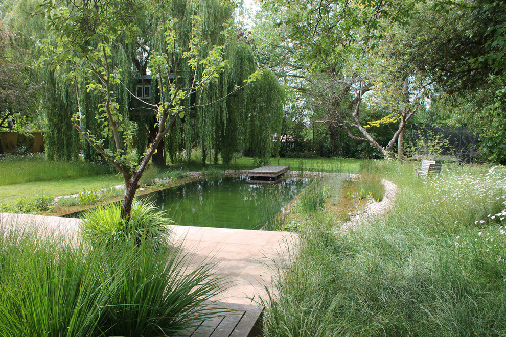 Immagine di una piscina naturale stile rurale dietro casa