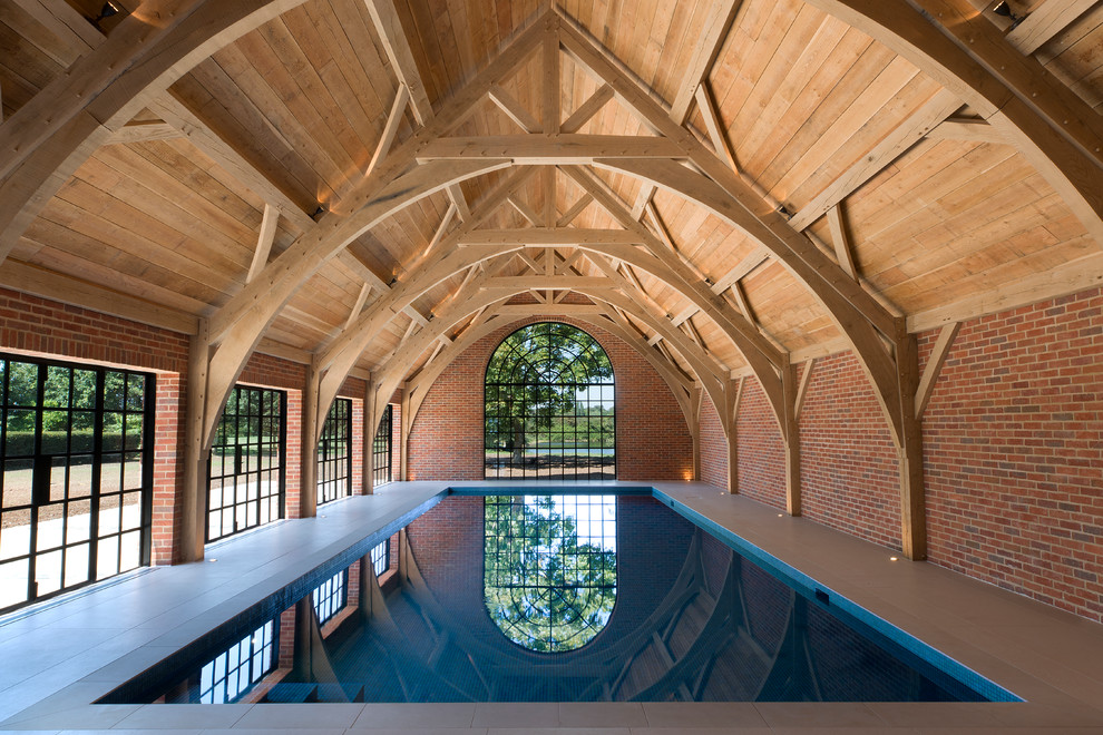 Diseño de piscina clásica grande interior y rectangular con suelo de baldosas