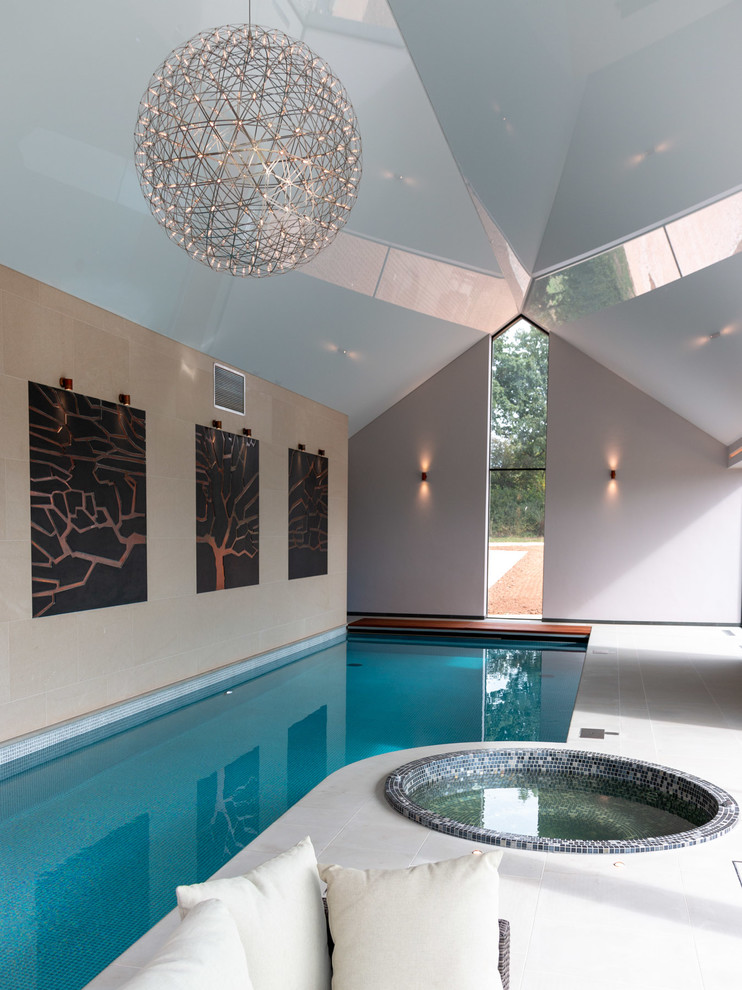 Diseño de casa de la piscina y piscina moderna de tamaño medio a medida en patio lateral con adoquines de piedra natural