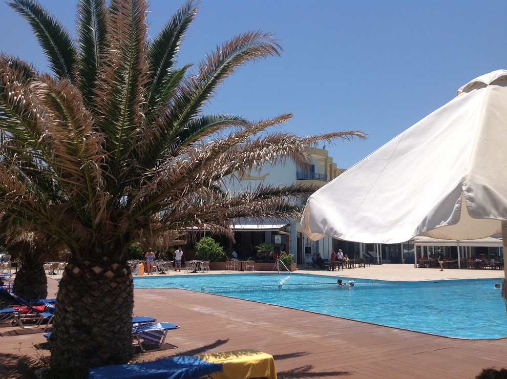 На фото: спортивный, прямоугольный бассейн среднего размера на внутреннем дворе в средиземноморском стиле с настилом с