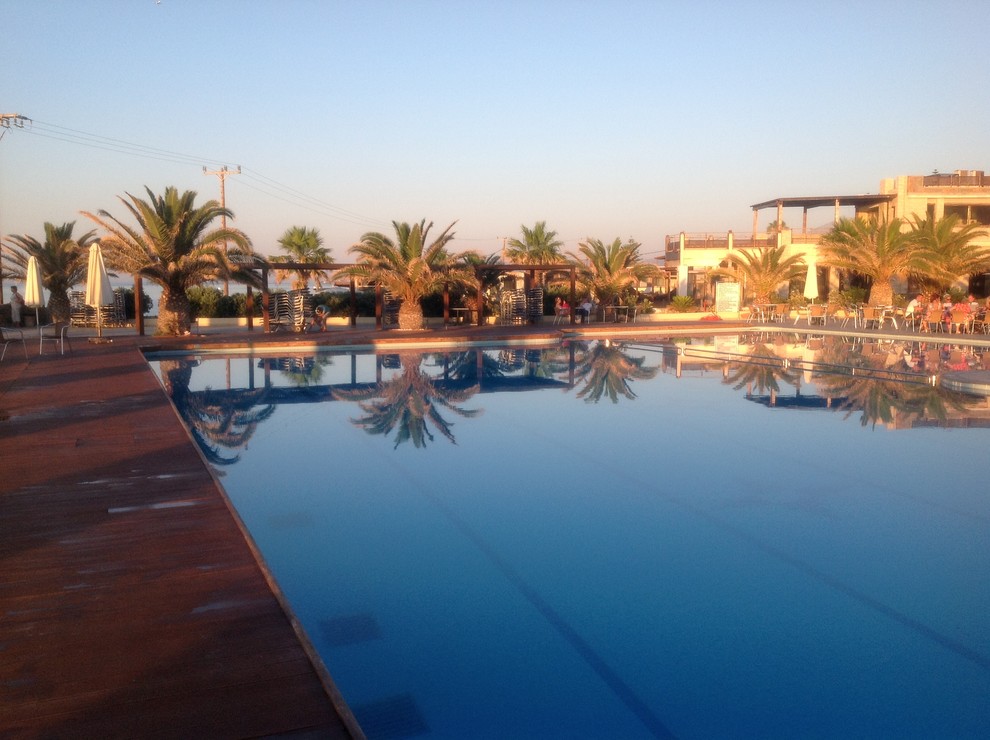 Esempio di una grande piscina monocorsia mediterranea rettangolare in cortile con pedane
