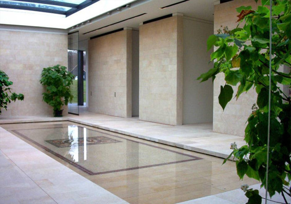 Идея дизайна: бассейн произвольной формы на внутреннем дворе в средиземноморском стиле