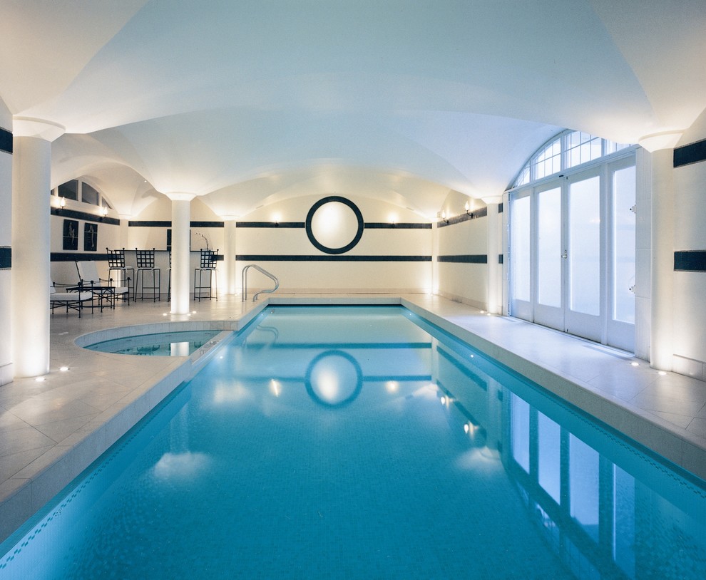 Immagine di una piscina coperta minimalista